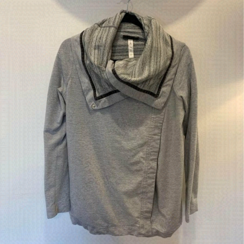 𝅺🔆lululemon wrap coat. Gray. Size 6. New condition. Can be worn open or sn…